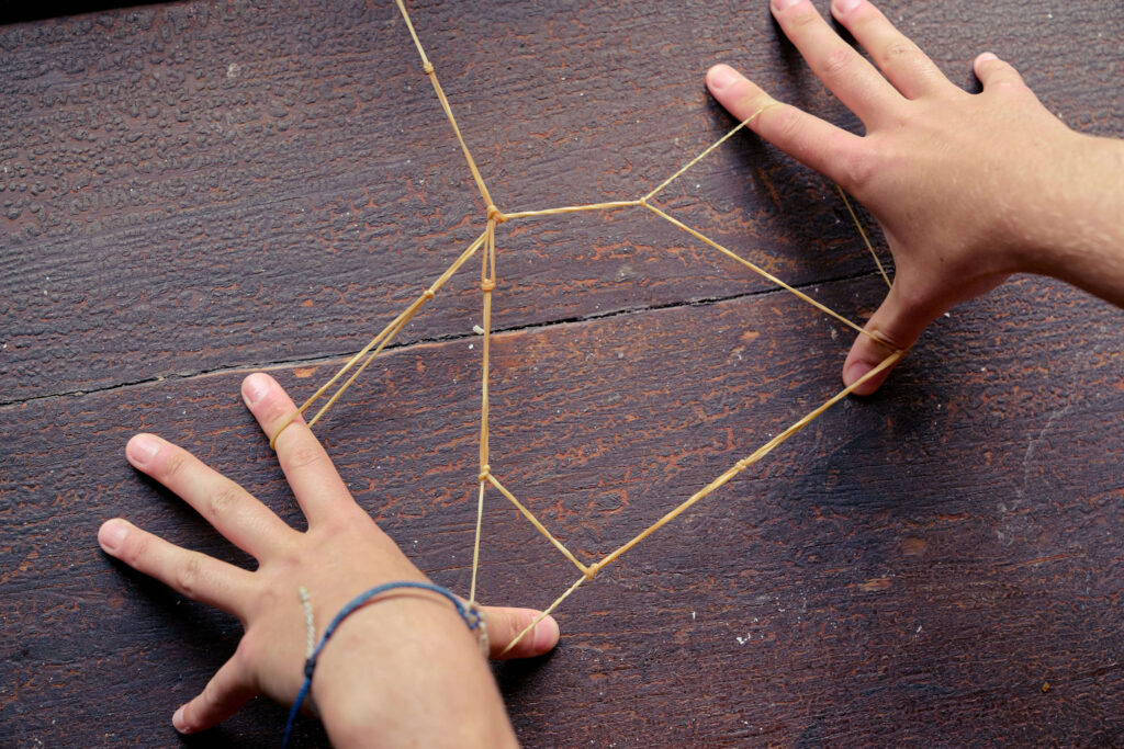Netzwerk gespannt mit Händen